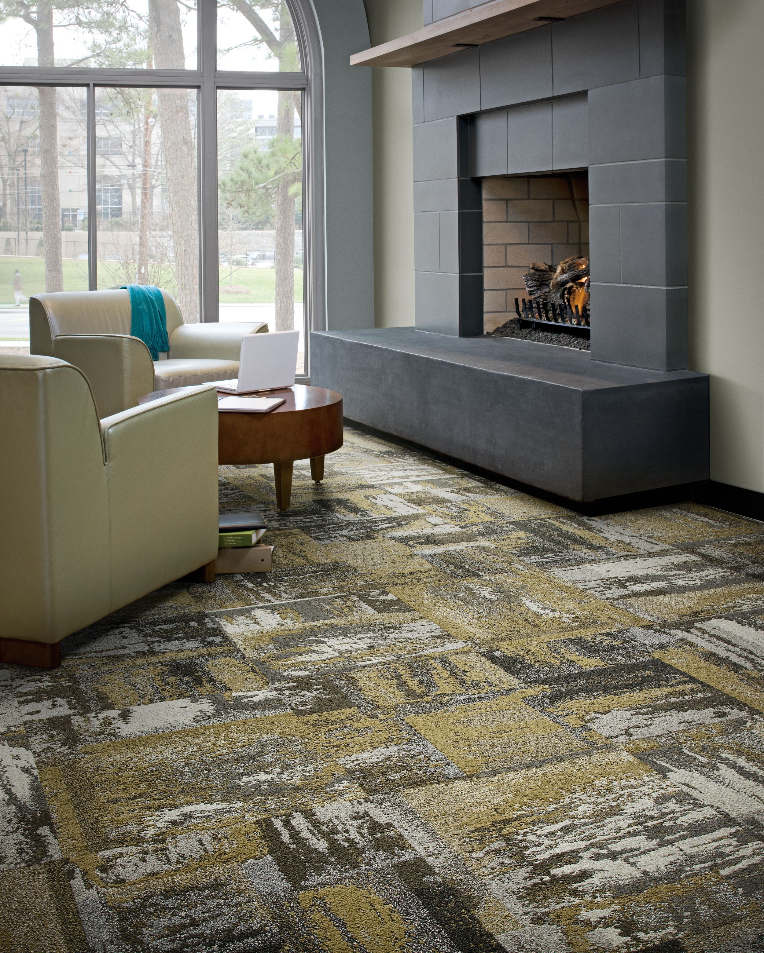 Interface A Peeling carpet tile in higher ed common area imagen número 1